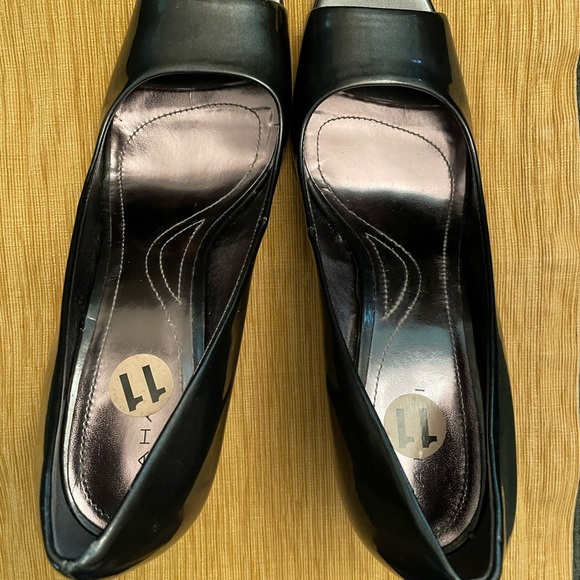 Tahari Peeptoe Herls - Picture 10 of 12